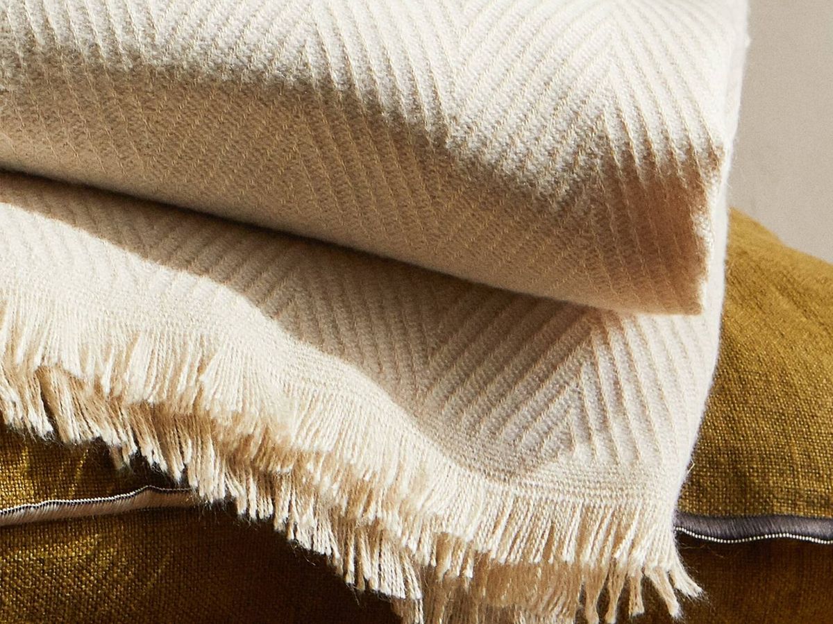 Foto: Mantas calentitas de Zara Home para plantarle cara al frío. (Cortesía)