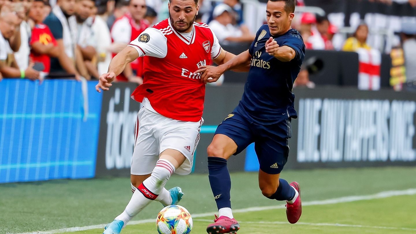 Lucas Vázquez en la disputa de un balón en el partido contra el Arsenal. (Efe)