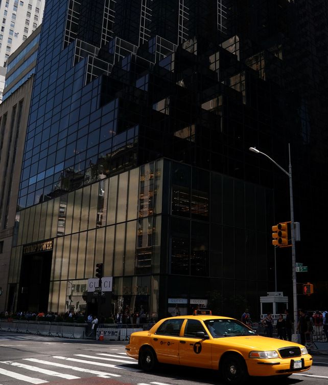 Un taxi neoyorquino estacionado junto a la Trump Tower. (Reuters)