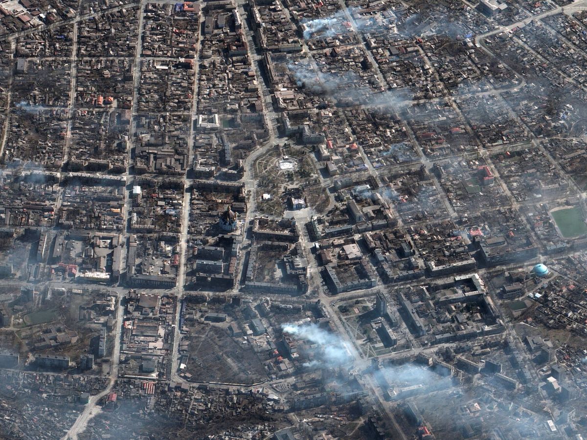 Foto: Imágen satélite que muestra la destrucción de la ciudad ucraniana de Mariupol. Vía Reuters.