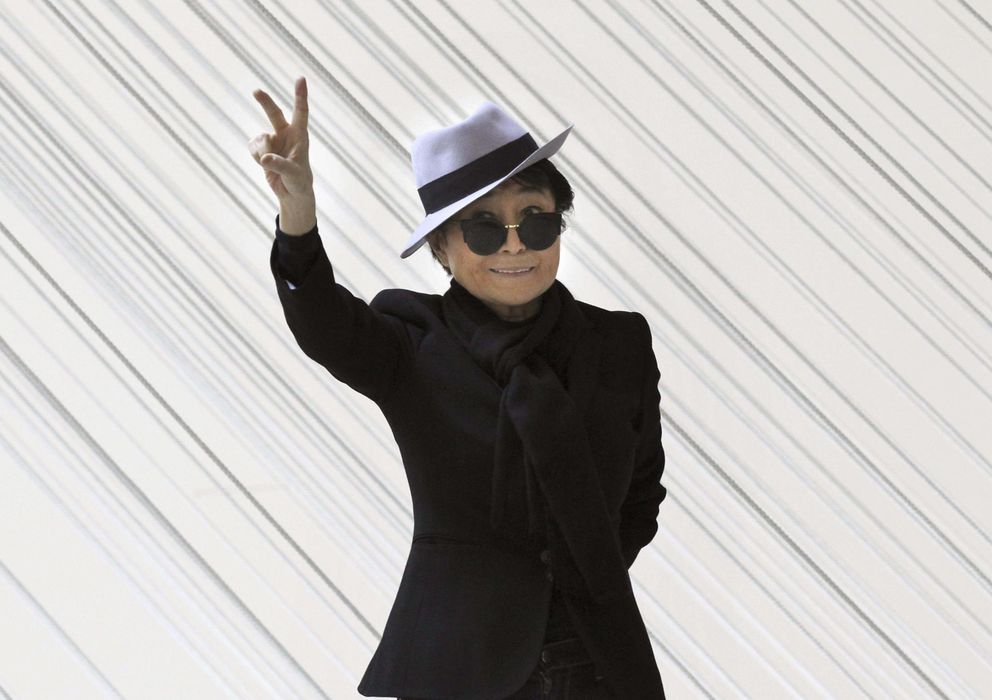 Foto: Yoko Ono pasea en el Museo Guggenheim Bilbao, en la que ha sido la exposición más vista en España, en 2014. (EFE)