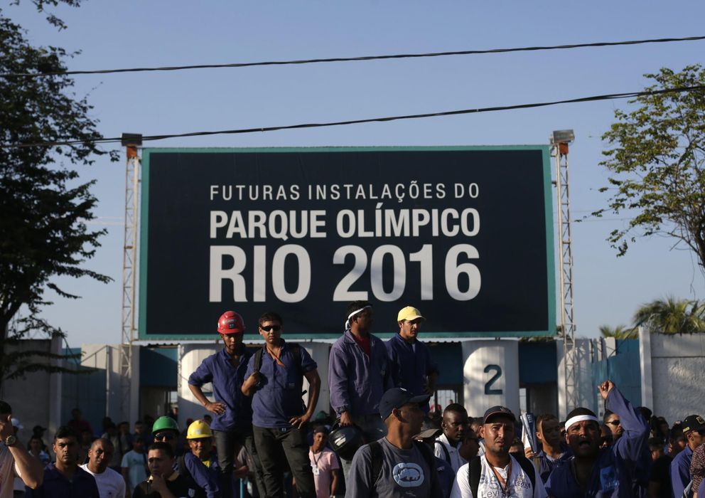 Foto: Trabajadores en huelga en las futuras instalaciones olímpicas (Reuters).