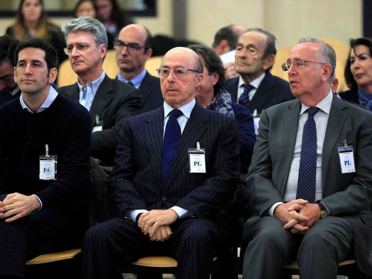 Foto: El antiguo presidente del grupo Pescanova Manuel Fernández de Sousa (d), junto a los máximos responsables de la empresa entre 2009 y 2013 (EFE)