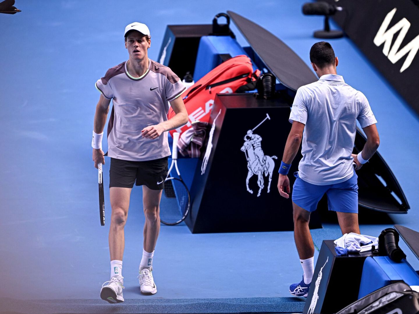 Jannik Sinner y Novak Djokovic, durante el Abierto de Australia (Victor Joly / DPPIAFP7).