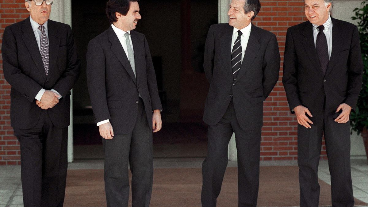 Del obstáculo de la "mayoría natural" de Fraga a la absorción por el PP de Aznar
