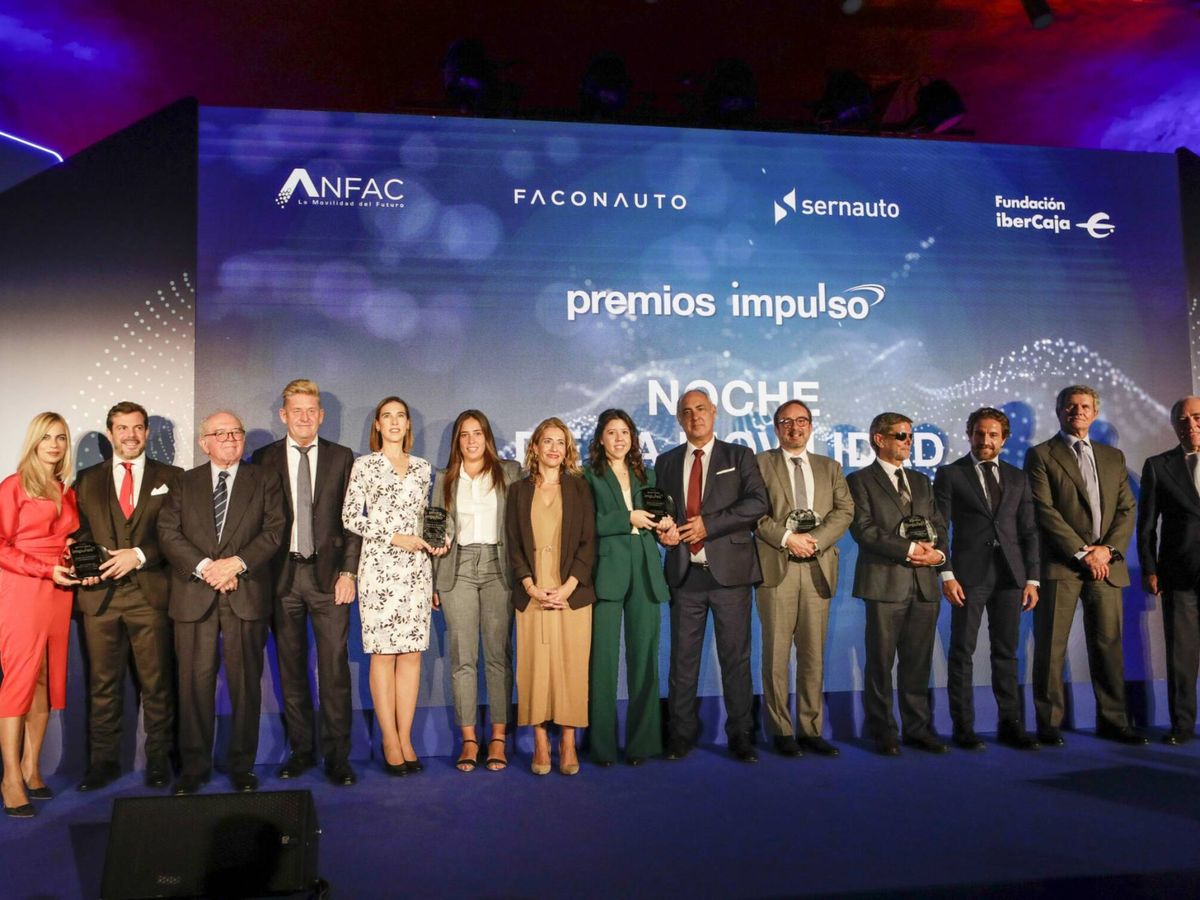 Foto: Premiados y organizadores de los Premios Impulso, junto a la ministra de Transportes, Movilidad y Agenda Urbana, Raquel Sánchez.