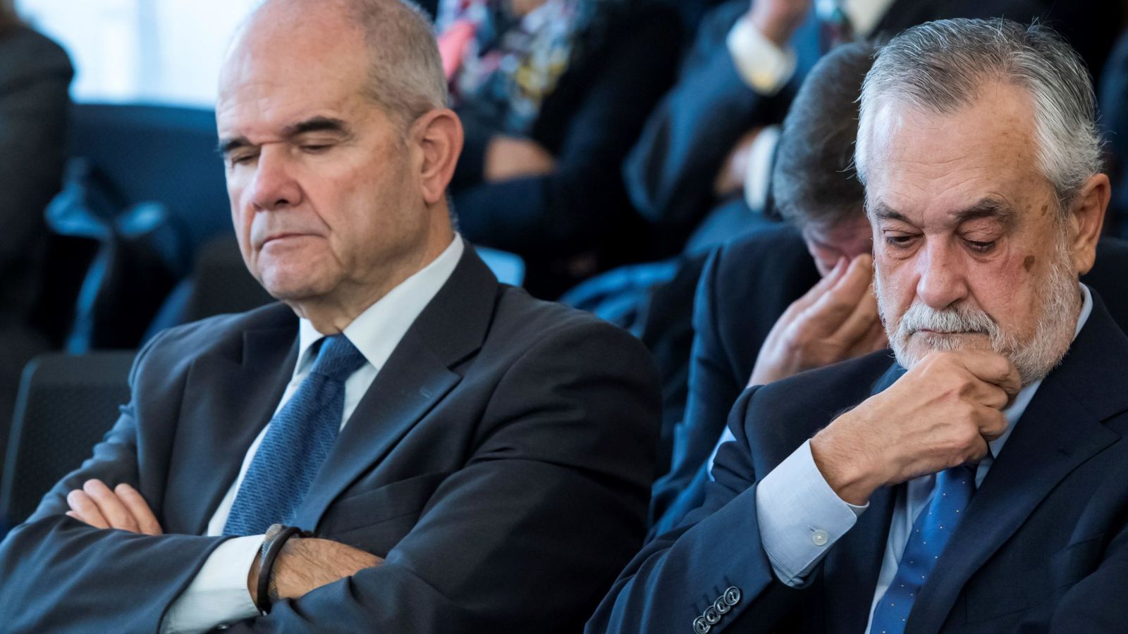 Foto: Los expresidentes andaluces Manuel Chaves (i) y José Antonio Griñán (d), en la sala de la Audiencia de Sevilla. (EFE)