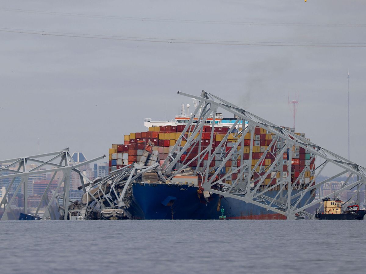 Foto: Vista del carguero Dali, que chocó contra el puente Francis Scott Key provocando su derrumbe en Baltimore. (Reuters/Julia Nikhinson)
