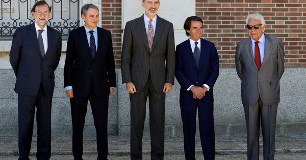 Foto: El Rey Felipe VI, junto Mariano Rajoy, José Luis Rodríguez Zapatero, José María Aznar y Felipe González. (EFE)