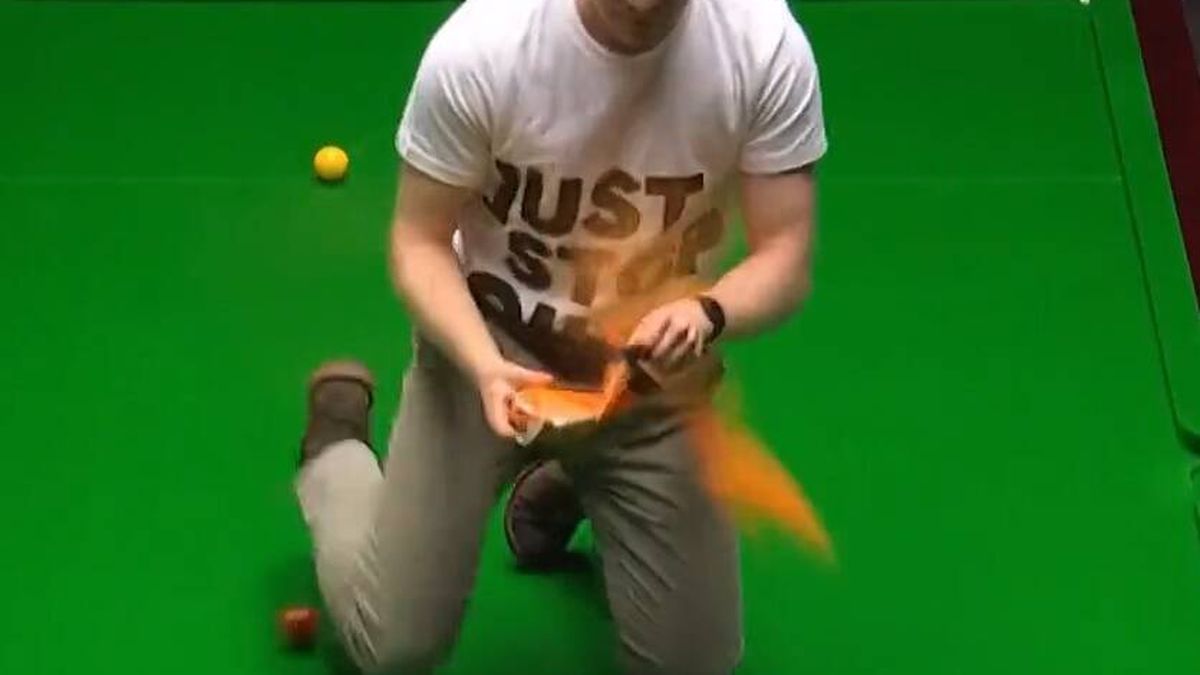 Un espontáneo paraliza el Mundial de billar al espolvorear un extraño polvo naranja