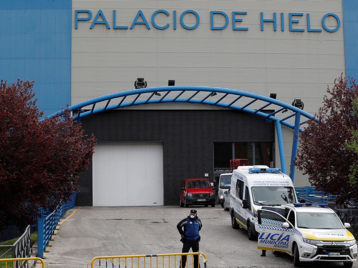 Foto: El Palacio de Hielo, usado como morgue en Madrid. (EFE)