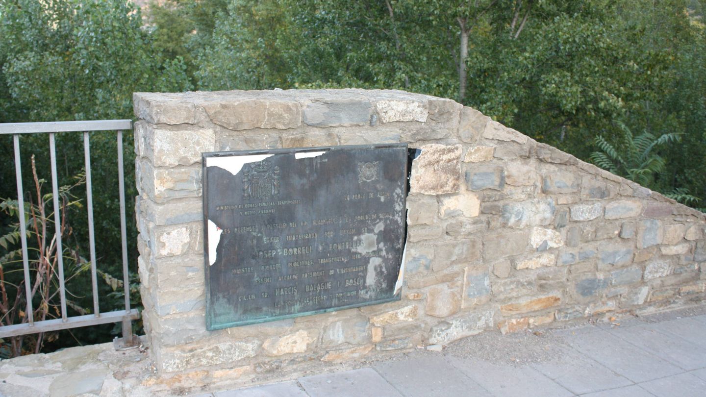 Una placa recuerda la inauguración del paseo junto al río, hoy avenida Josep Borrell i Fontelles. (R. M.)