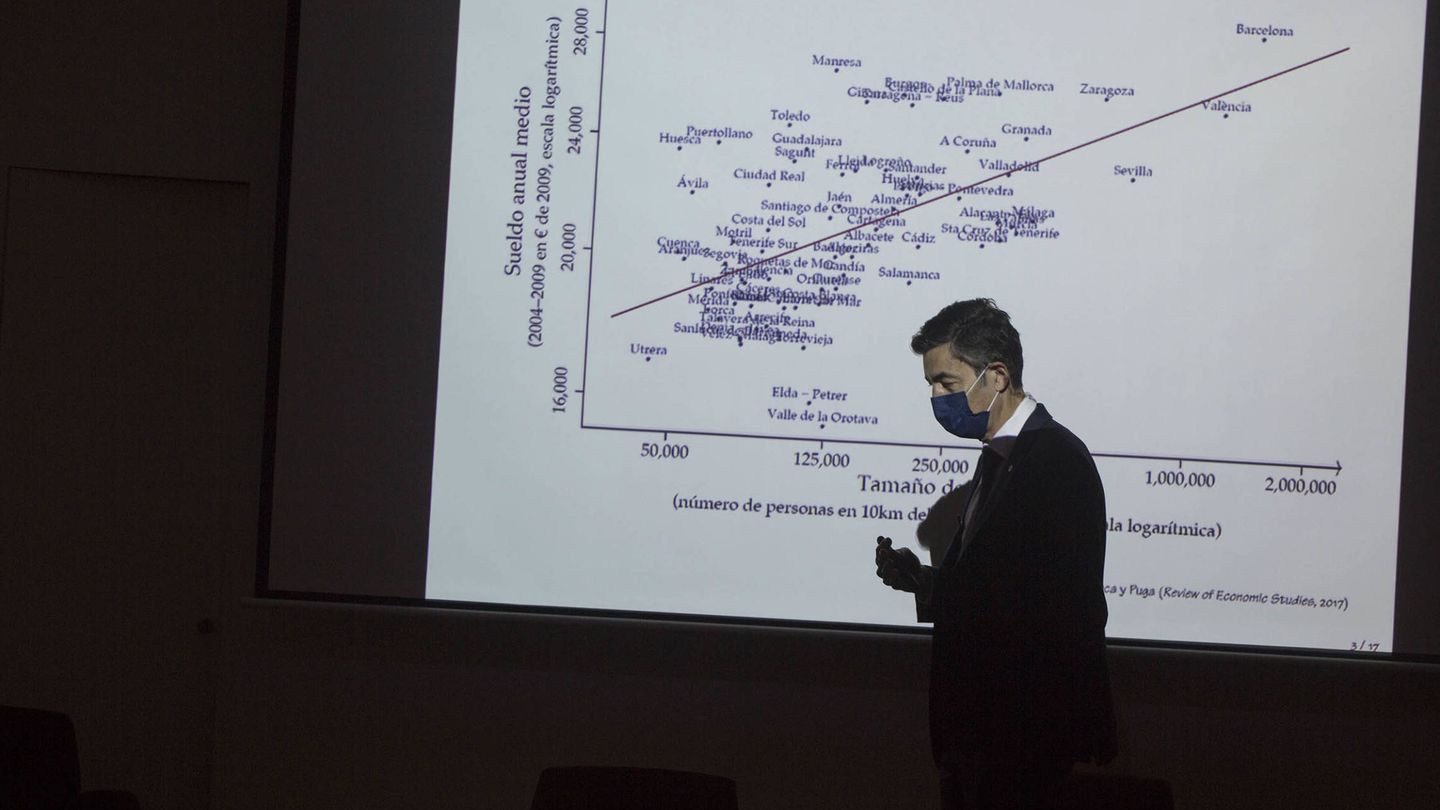 Diego Puga, en una conferencia en Valencia. (Eva Ripoll)