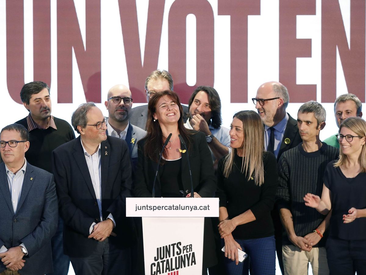 Foto:  La cabeza de lista de Junts per Catalunya, Laura Borrás (c), celebra junto al presidente de la Generalitat, Quim Torra (i), y sus compañeros los resultados conseguidos por el partido en las generales. (EFE)