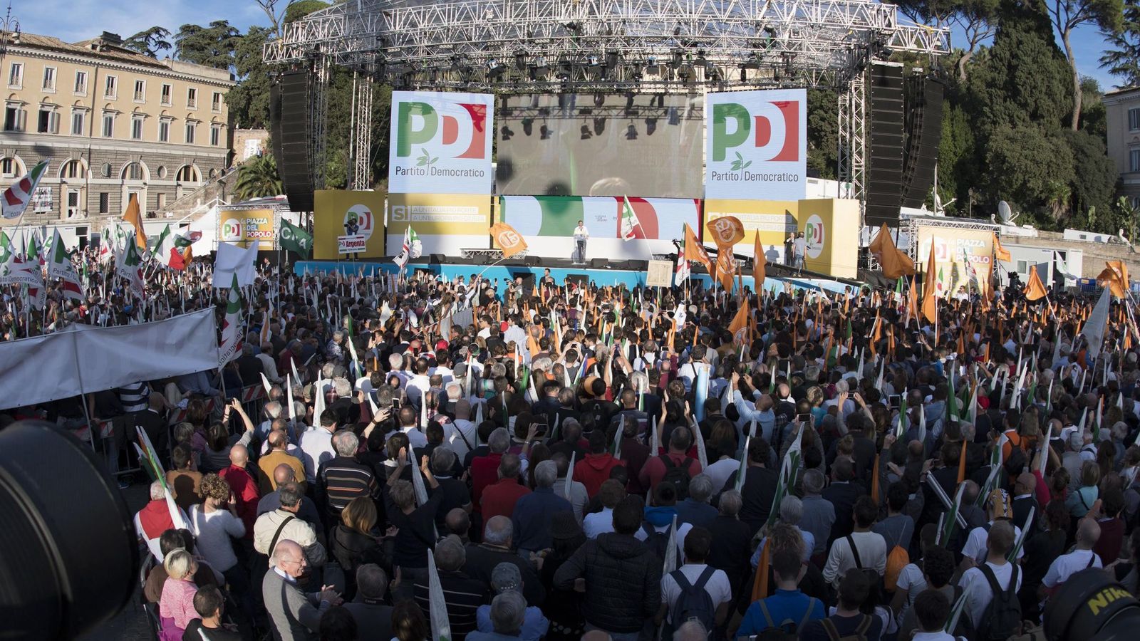 Foto: Mitin del Partido Democrático de Matteo Renzi a favor del 'Sí' en el referéndum de reforma constitucional (Reuters)