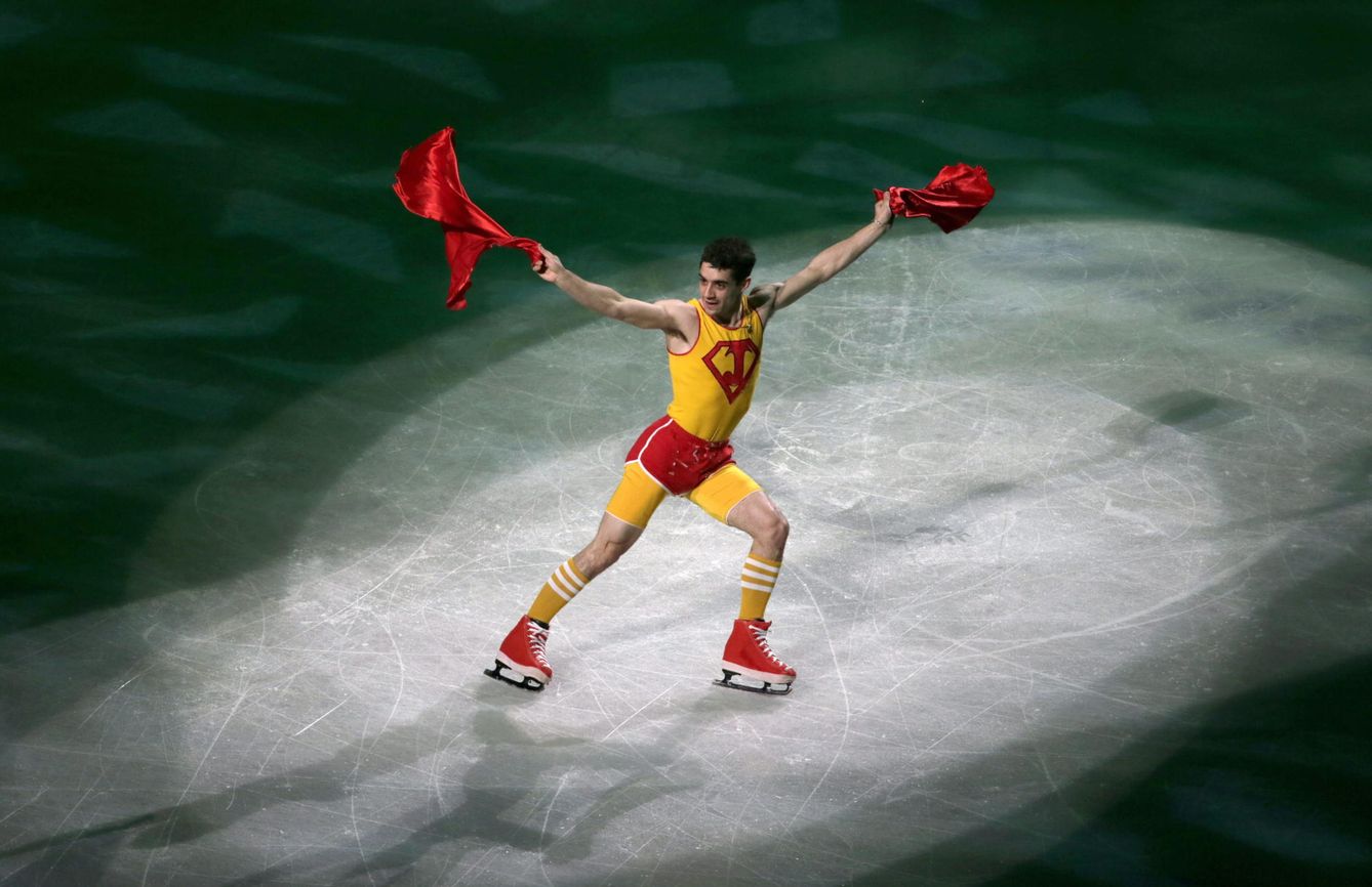 El patinador, vestido de 'SuperJavi' durante una exhibición en 2014. (EFE)