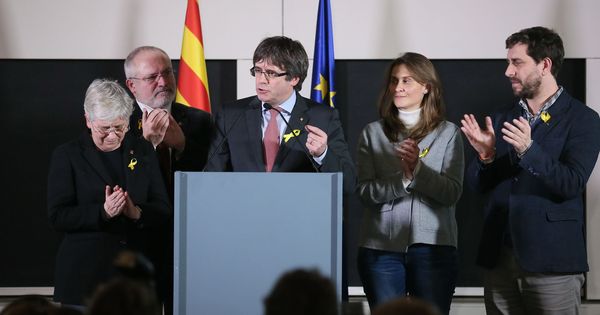Foto: El expresidente de la Generalitat y candidato de Junts per Catalunya, Carles Puigdemont (c), pronuncia su discurso sobre los resultados de las elecciones. (EFE)