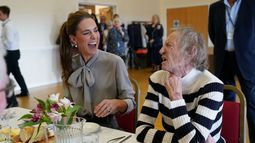 Kate Middleton, en Sussex pero sin los Sussex: su cariñosa visita a una vecina de 94 años