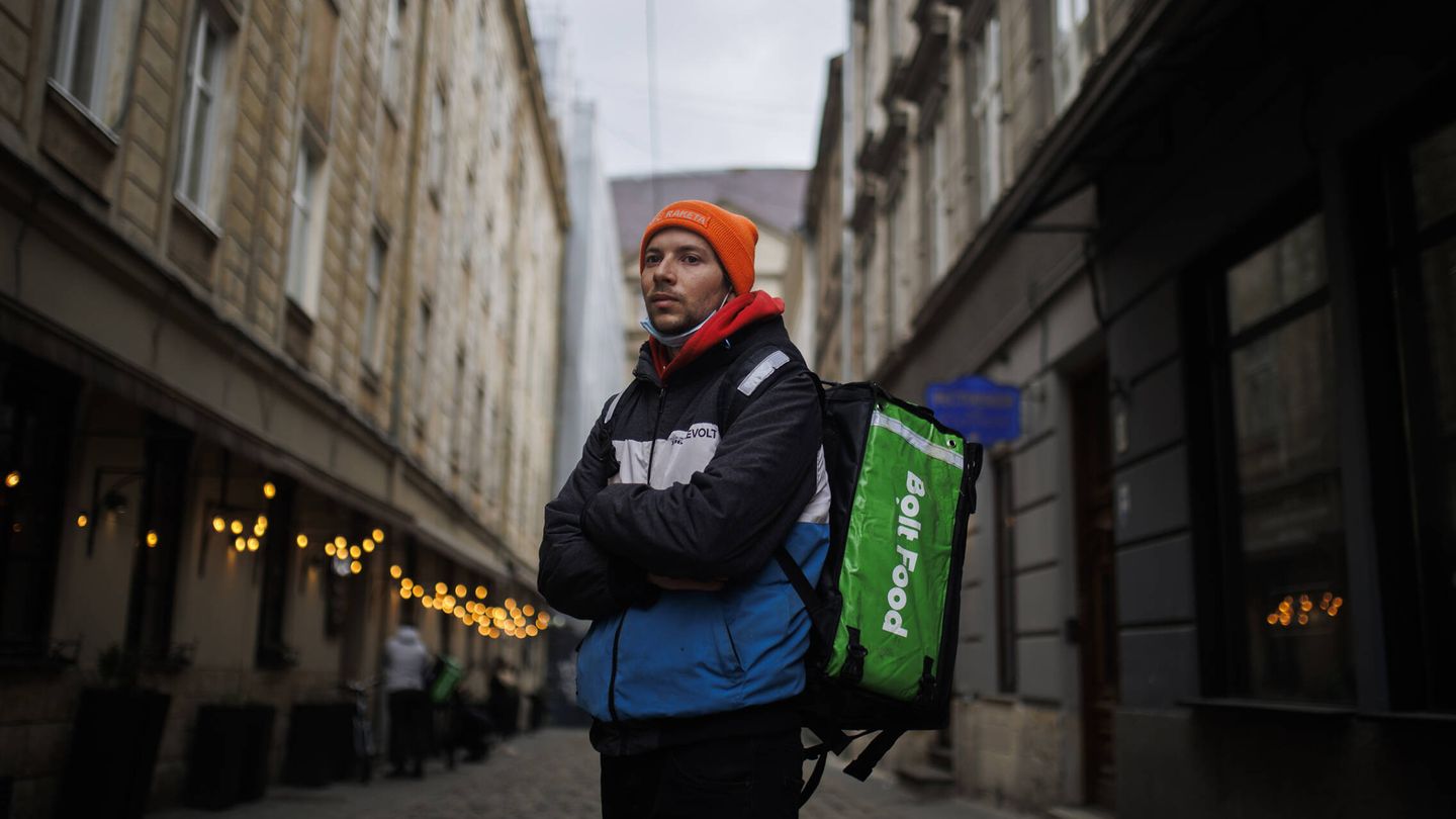 Igor, de 29 años, posa en una de las calles de Lviv. (A.M.V.)