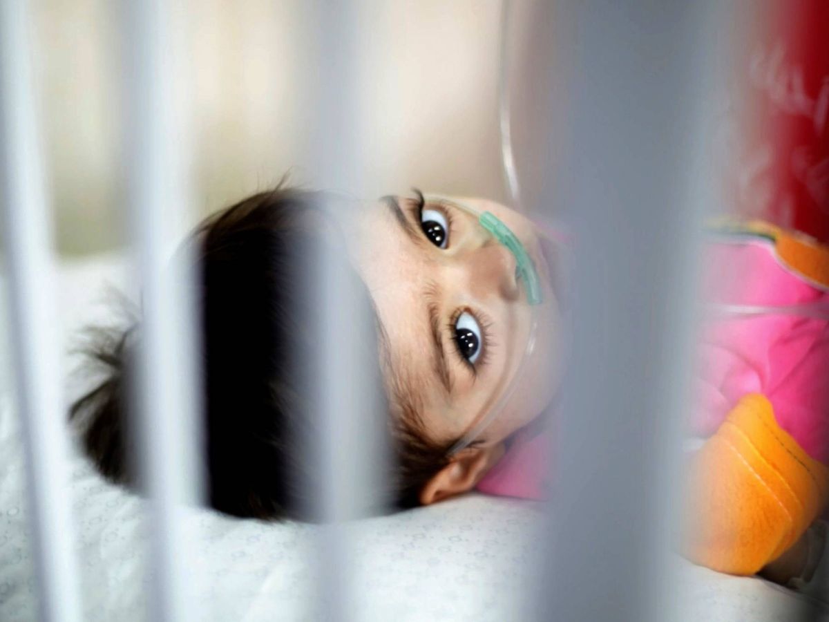 Foto: Los 25 hospitales españoles que se han unido para mejorar la atención a los niños con enfermedades raras (EFE/Saud Abu Ramadán)