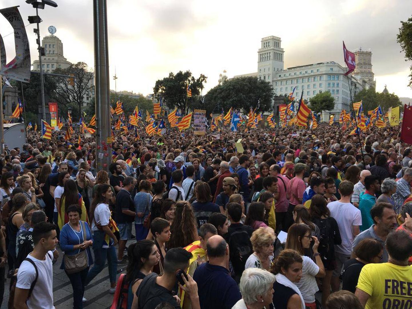Miles de personas se han reunido en la Plaza Catalunya para iniciar a las 18:30 la segunda manifestación del día en Barcelona. (David Brunat)
