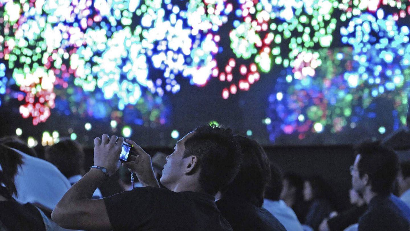 Japoneses miran fuegos artificiales en 3D en monitores LED (EFE)