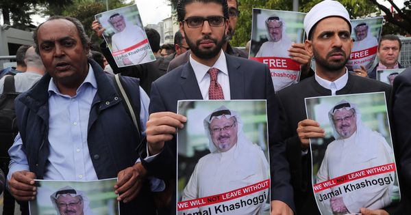 Foto: Varios activistas muestran retratos del periodista Jamal Khasoggi durante una manifestación organizada por la Asociación de Medios de Comunicación Turco-Árabes delante del consulado saudí en Estambul. (EFE)