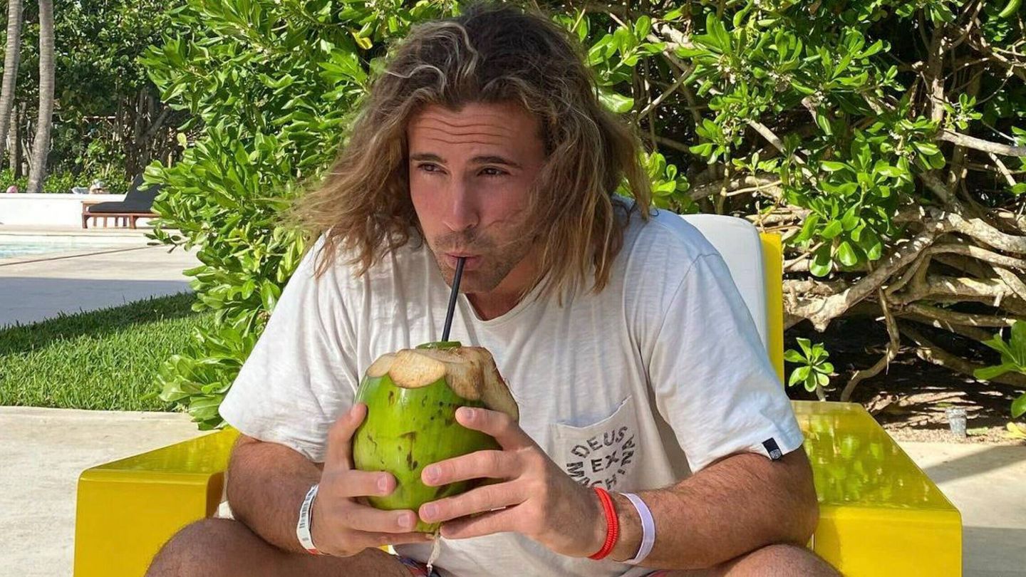 Daniel Sancho disfrutando de un coco en su viaje a Tailandia. (EFE)
