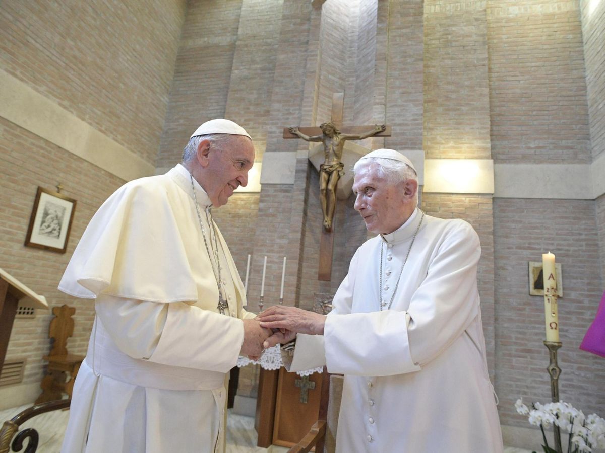 Foto: El papa Francisco y el papa Benedicto XVI. (EFE/Archivo/L'Osservatore del Vaticano)