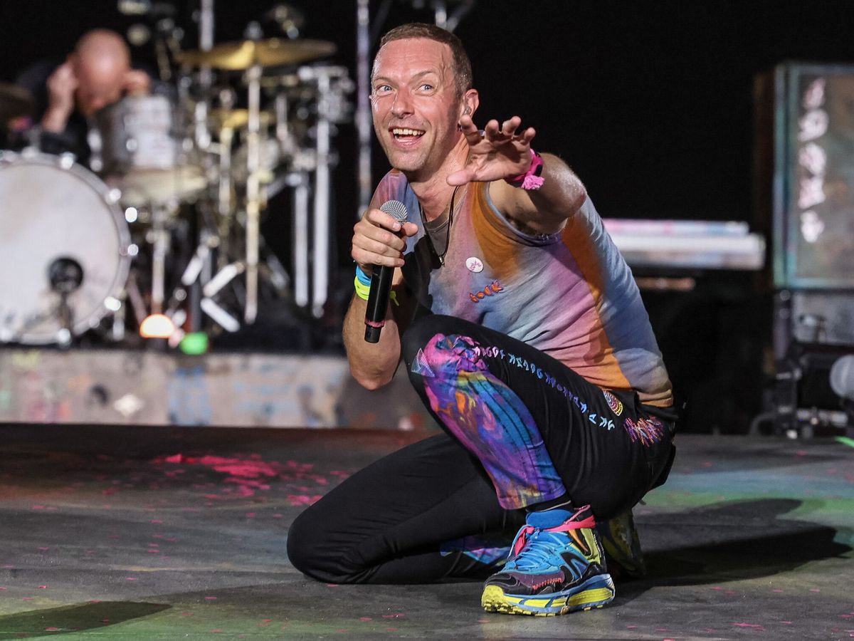 Foto: Coldplay llega a Barcelona antes de sus 4 conciertos con este recibimiento con manotazo incluido (EFE/EPA/Paulo Novais)