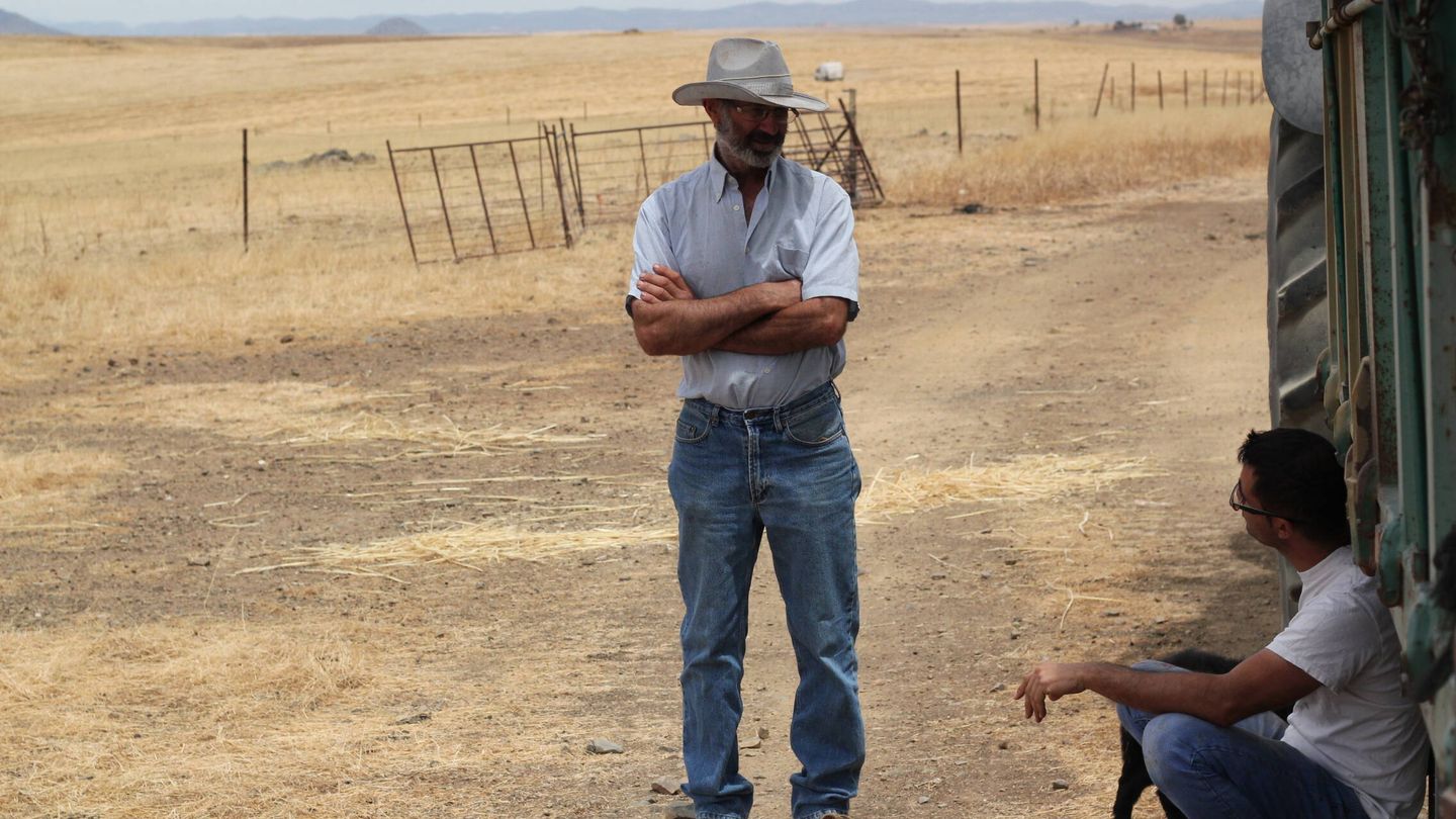 Pablo y Rubén charlan bajo la sombra que ofrece un tractor. (G. C.)