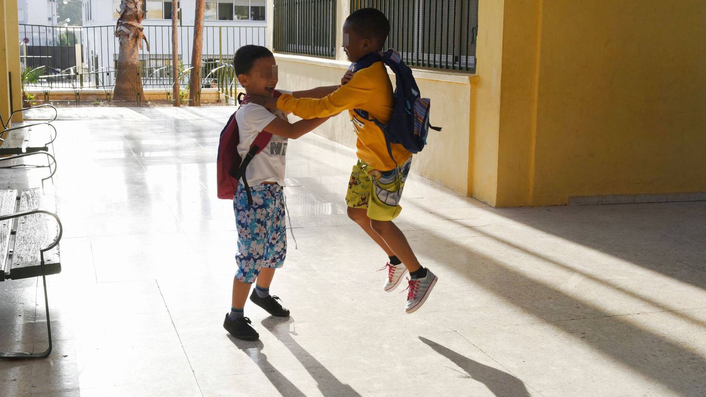 Niños jugando antes de entrar en clase. (Toñi Guerrero)