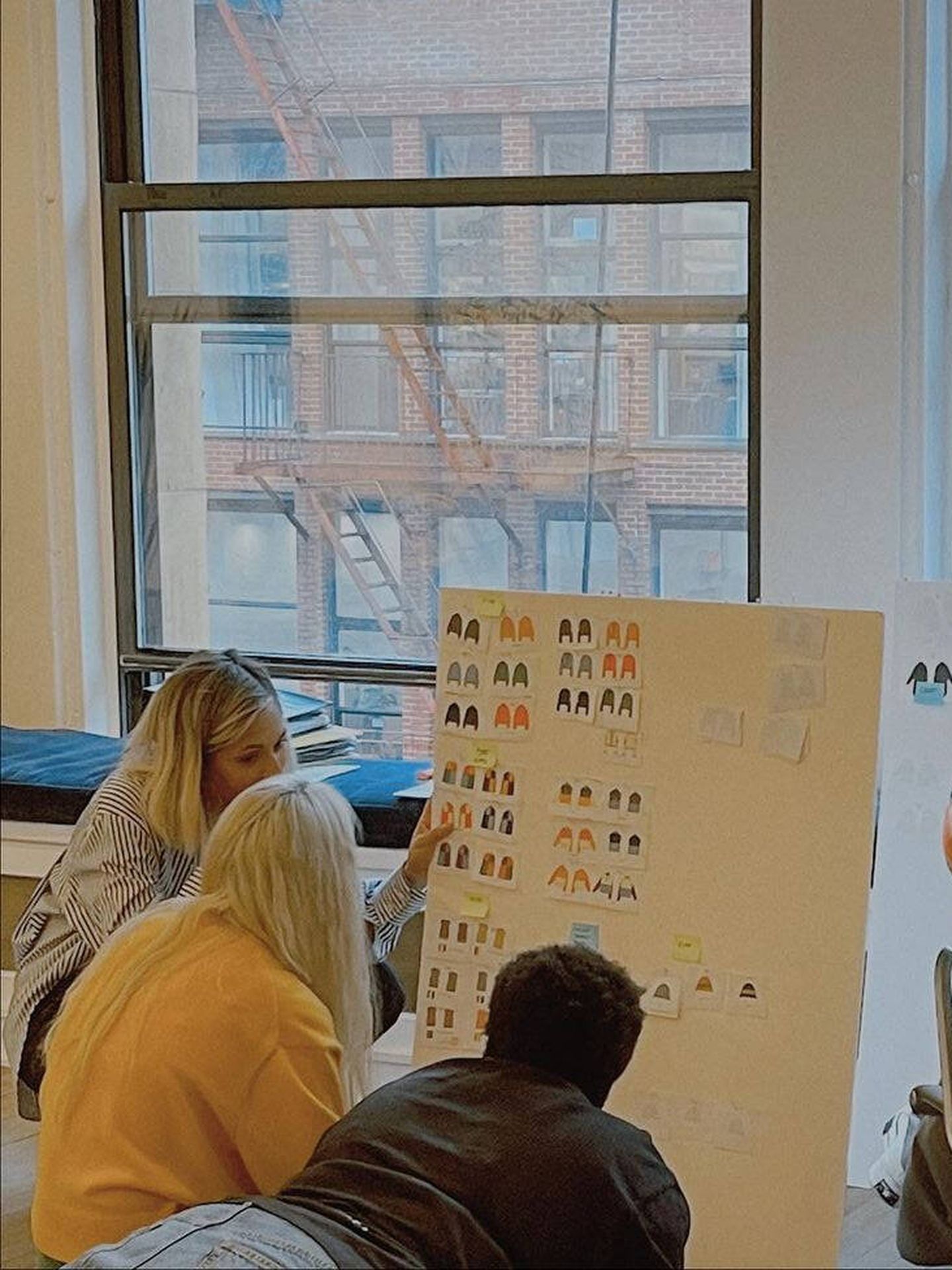 Gigi Hadid contempla con su equipo el moodboard de diseños de su firma de ropa. (Instagram @Gigihadid)