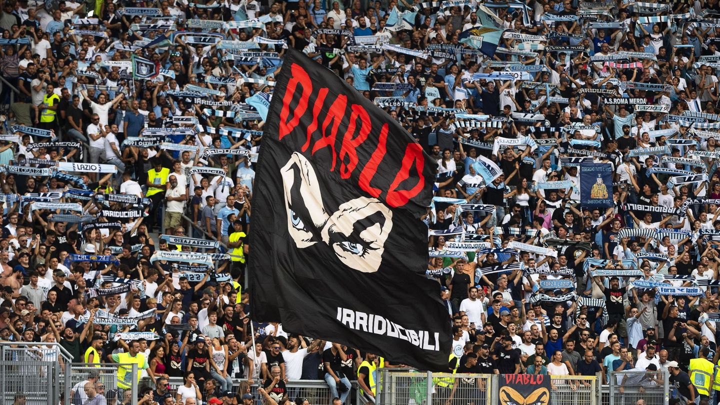 Los ultras de la Lazio se despiden del que fuera su líder, Fabrizio Piscitelli, asesinado en Roma en 2018 (EFE)