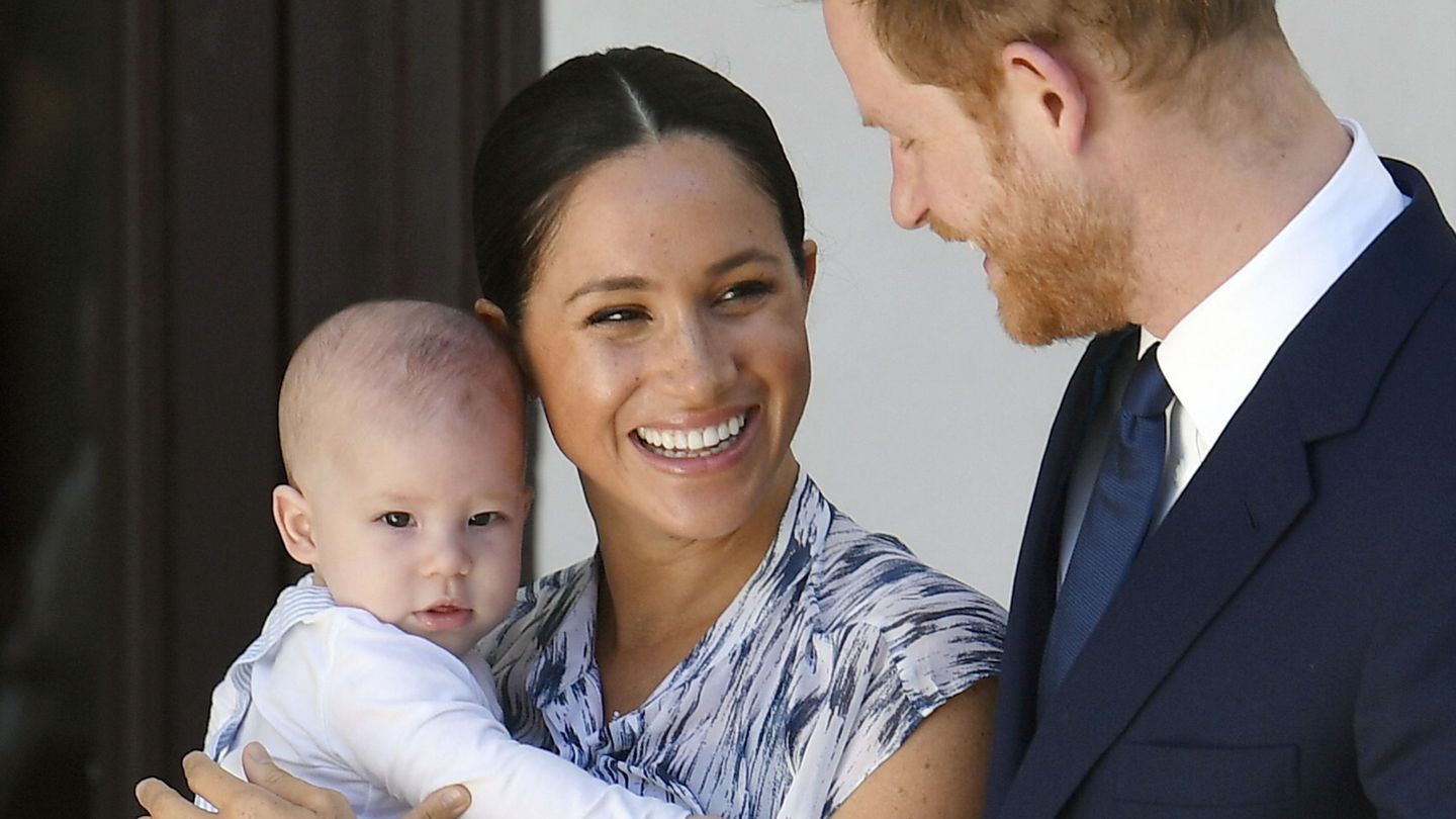 Harry y Meghan con su hijo Archie. (Reuters)