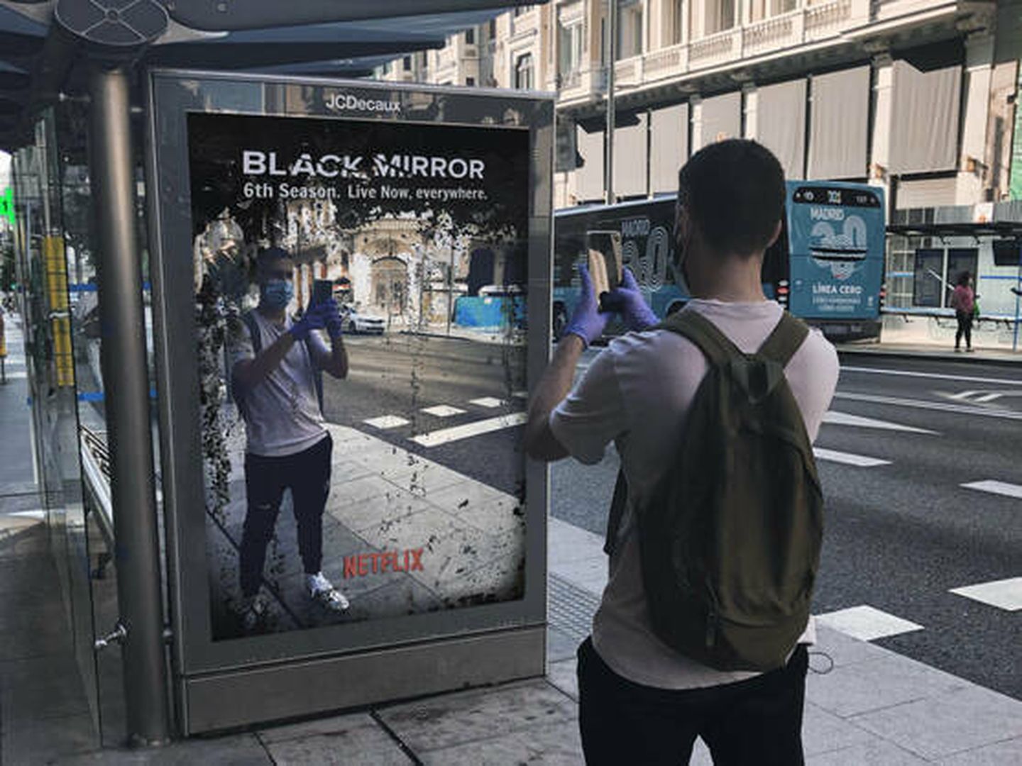 Rubén de Blas en la recreación de un anuncio de 'Black Mirror'. (Brother Ad School)