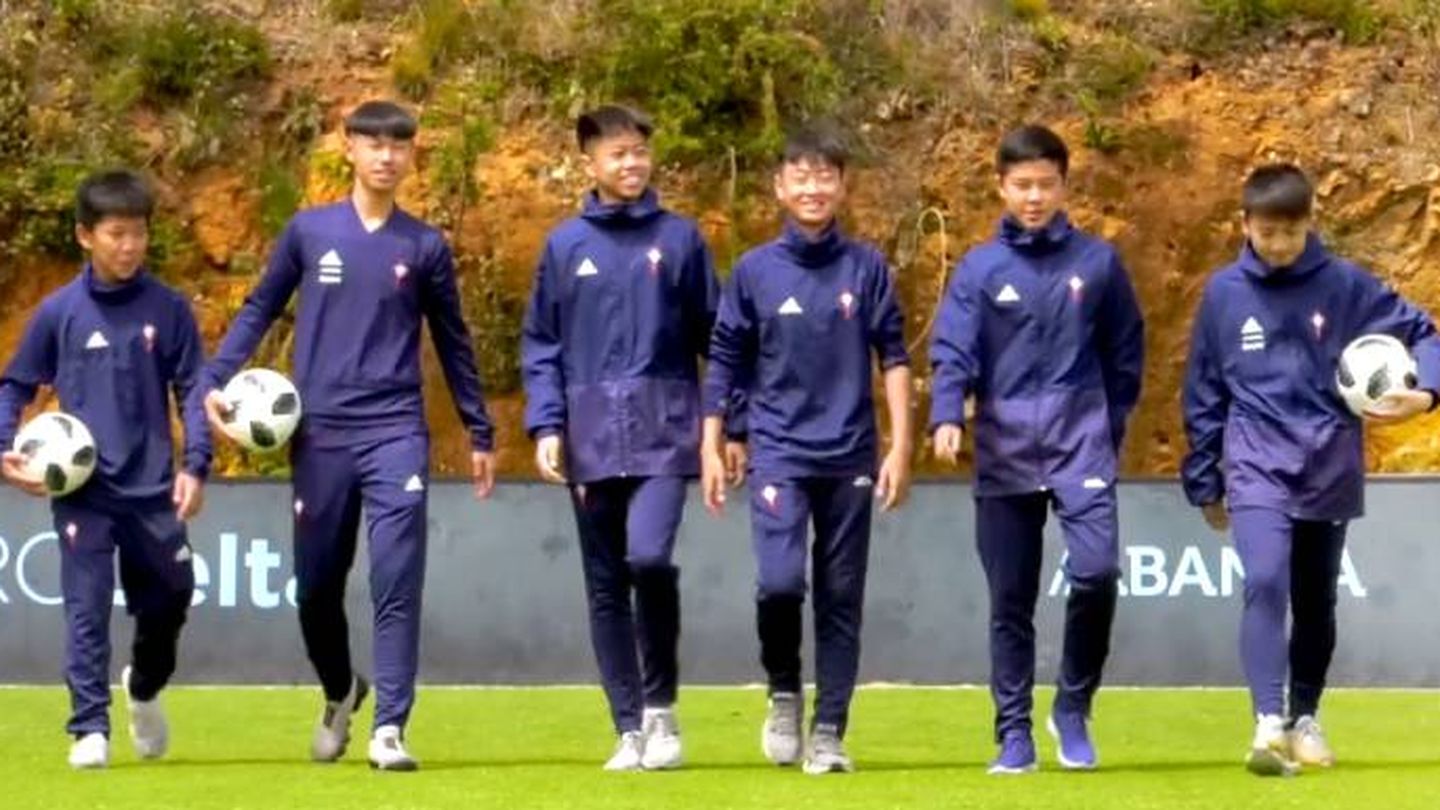 Jóvenes jugadores chinos que están en Vigo dentro del acuerdo del Celta con Wanda. 