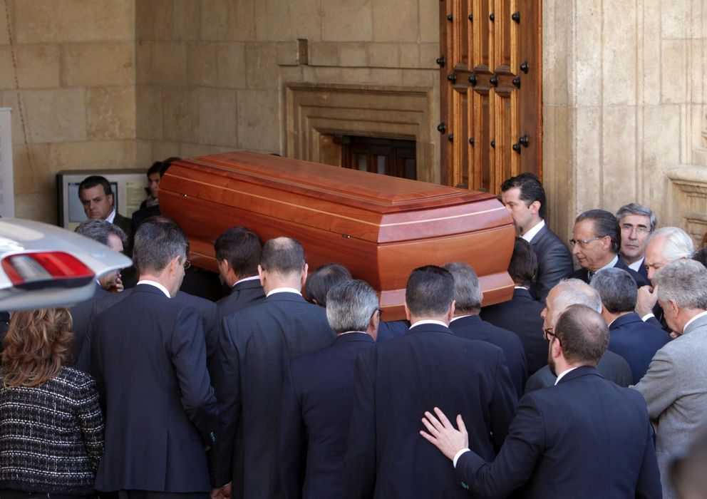 Foto: Entrada del féretro con los restos mortales de la presidenta de la Diputación y del PP provincial. (EFE)