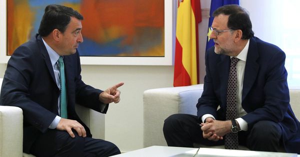 Foto: Aitor Esteban, portavoz del PNV en el Congreso, junto a Mariano Rajoy en una imagen de archivo. (EFE)