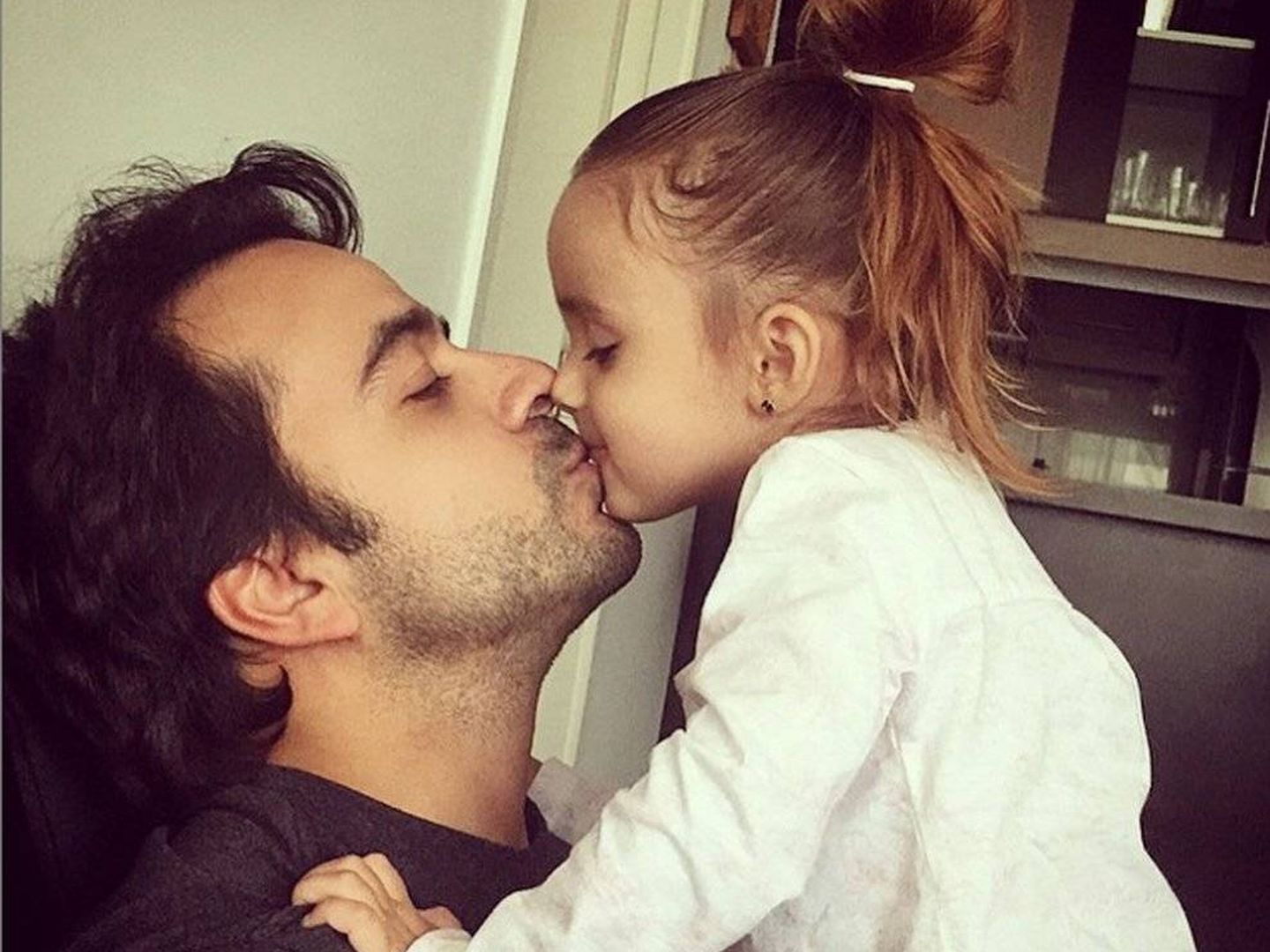 Luis Fonsi con su hija. (Instagram)