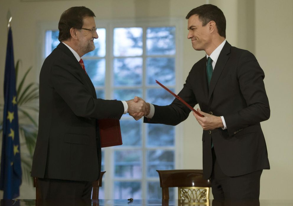 Foto: Mariano Rajoy y Pedro Sánchez suscriben su primer pacto de Estado. (EFE)