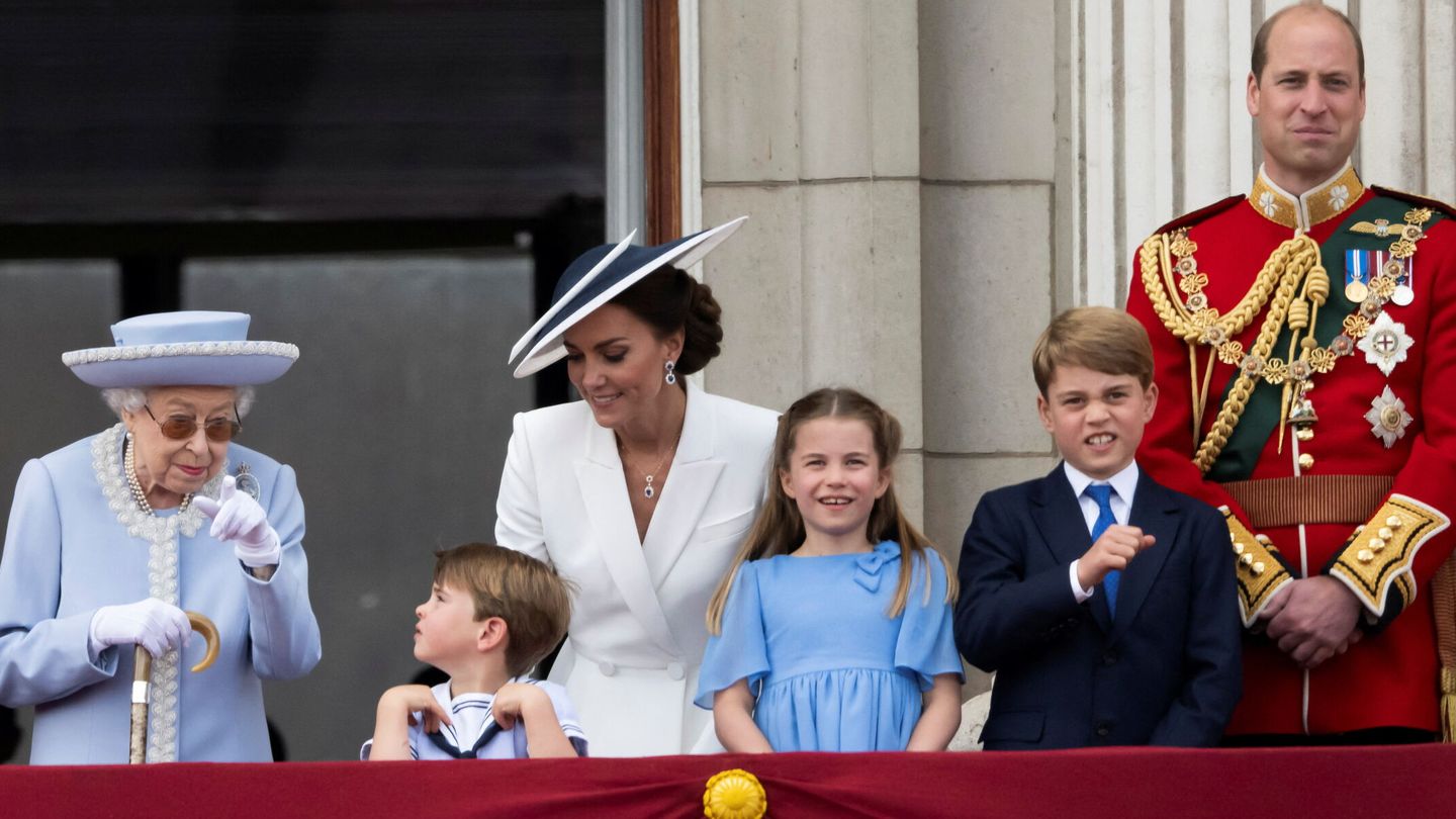 La reina da instrucciones a sus bisnietos para ver el desfile. (Reuters)