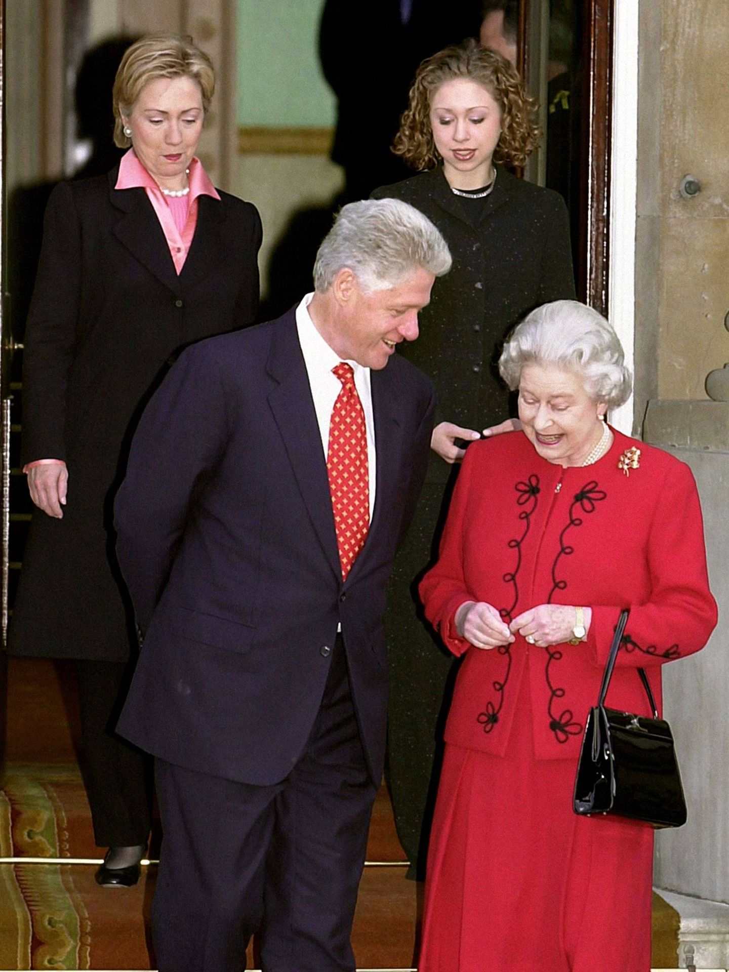 La reina Isabel, con los Clinton en Buckingham. (Cordon Press)