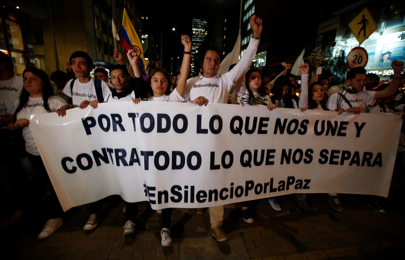 Manifestantes a favor del acuerdo de la paz firmado entre el Gobierno y las FARC en Bogotá. (Reuters)