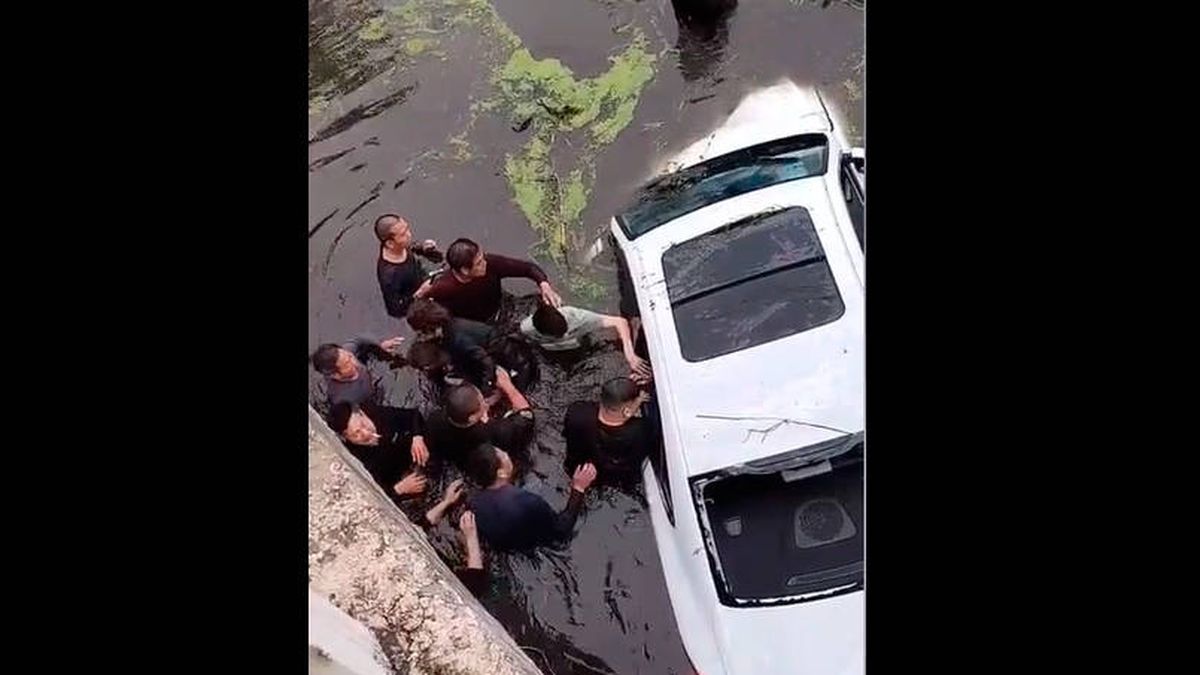 Un pueblo se une para rescatar a una familia que cayó con su coche a un río