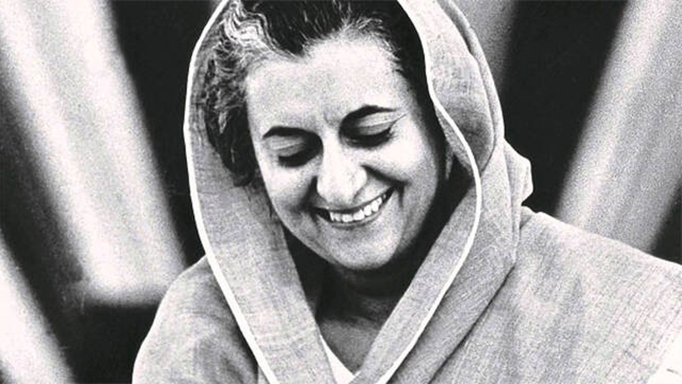 Indira Gandhi, primera ministra de India fue asesinada por sus guardaespaldas en 1984 (Archivo)