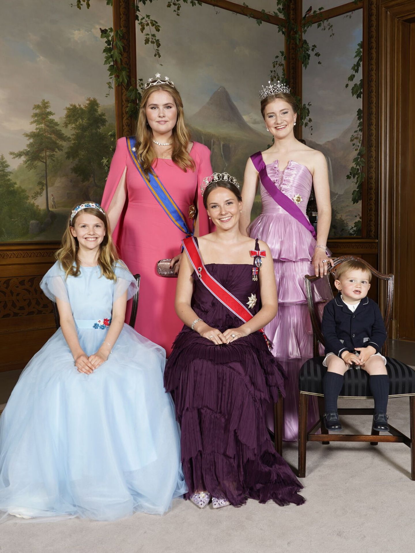 Amalia de Holanda, Elisabeth de Bélgica, Estelle de Suecia, Ingrid de Noruega y Charles de Luxemburgo. (Reuters/Casa Real/Lise Aserud)