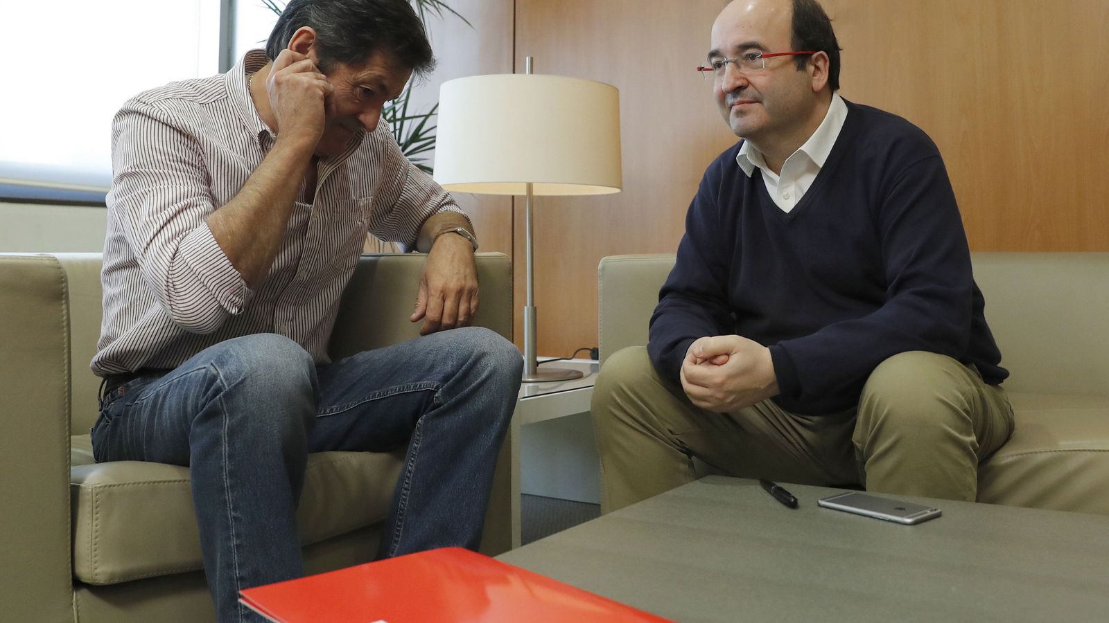 Foto: Javier Fernández y Miquel Iceta, al comienzo de su reunión, este 14 de noviembre en Ferraz. (EFE)