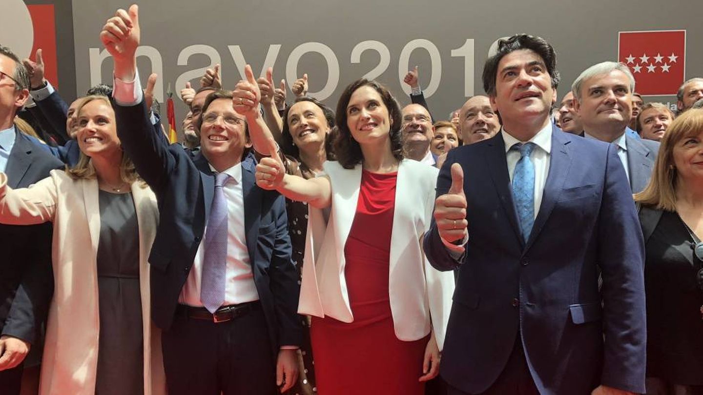 Isabel Díaz Ayuso (en el centro), con parte de su candidatura.
