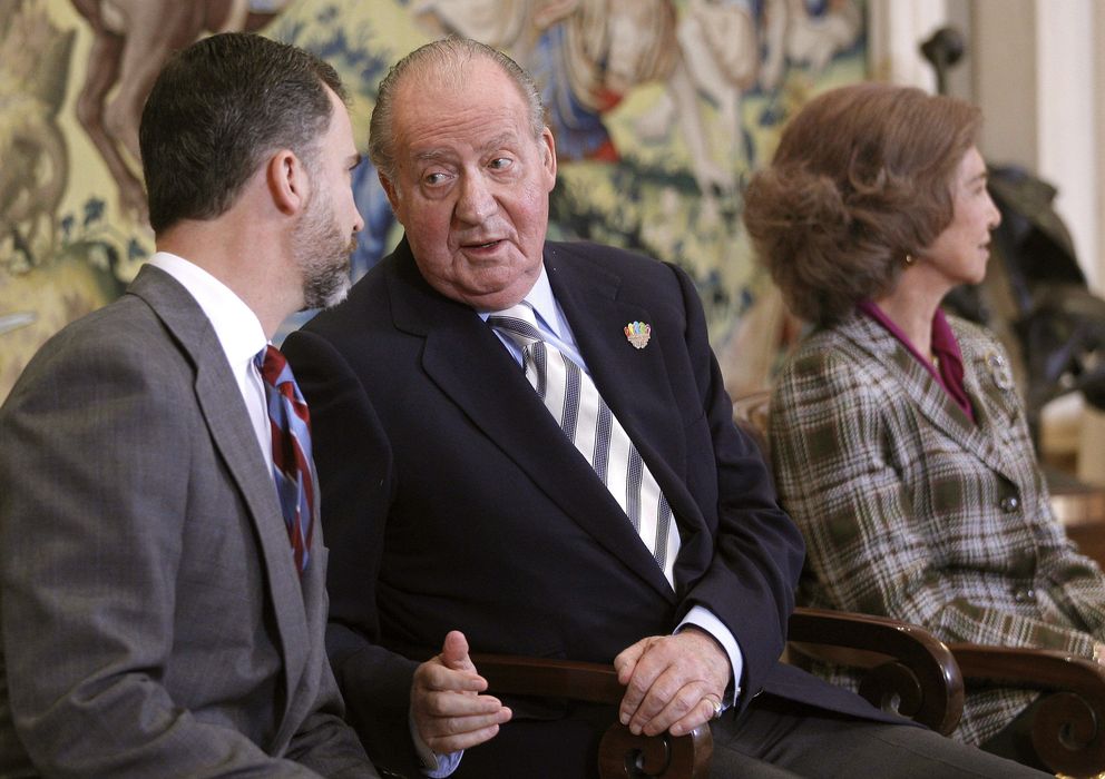 Foto: El Rey don Juan Carlos conversa con el Príncipe de Asturias (EFE)